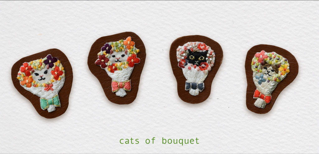 刺繍ブローチ：花束の中のネコ